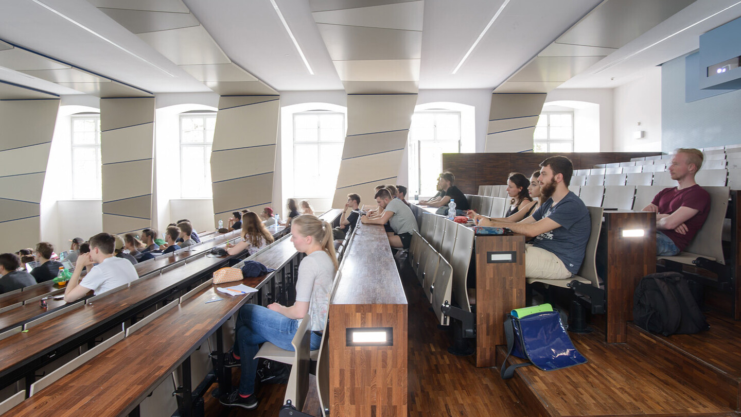 Studierende sitzen in einem Hörsaal.